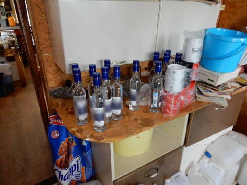 В Брянске разоблачили группу торговцев поддельным алкоголем и сигаретами