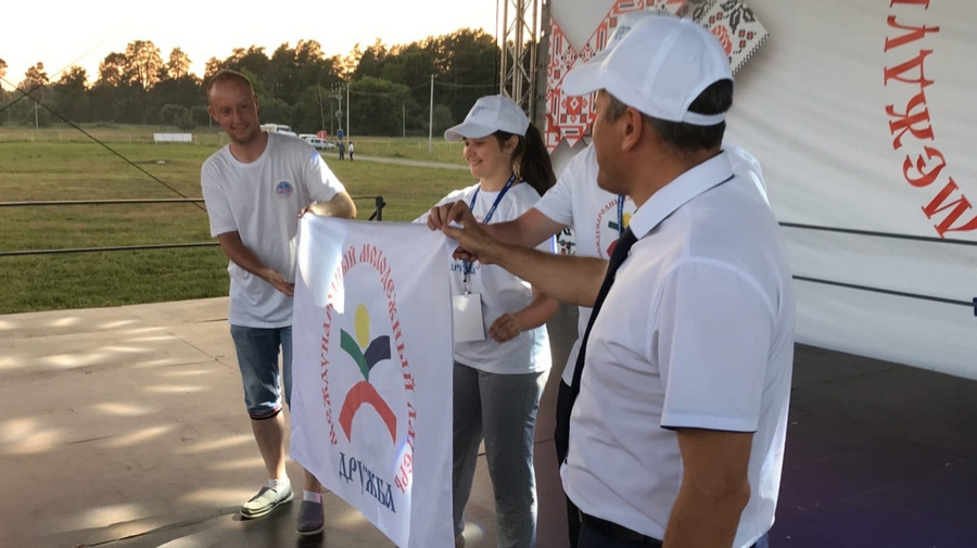 В Брянске флаг молодежного лагеря «Дружба» передали делегации Республики Беларусь