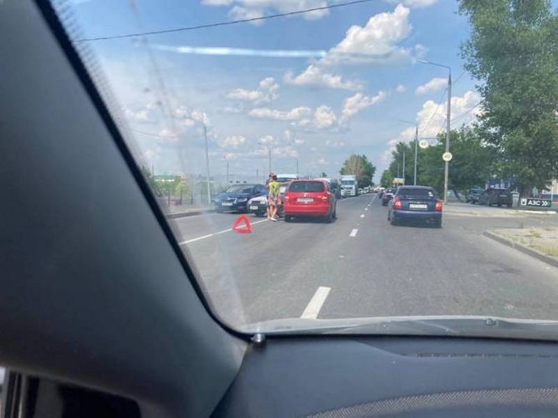 В знойную жару в Брянске водители застряли в пробке на улице Литейной