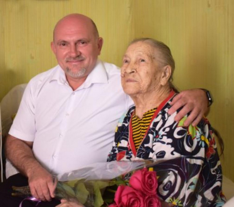 В Дятькове поздравили со 100-летним юбилеем ветерана Евгению Александровну Малахову