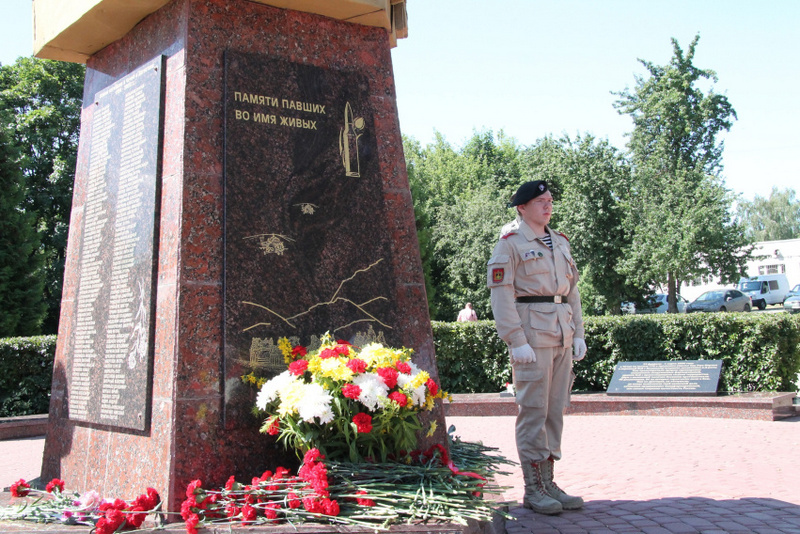В Брянске в День ветеранов боевых действий возложили цветы у мемориала Круговая оборона