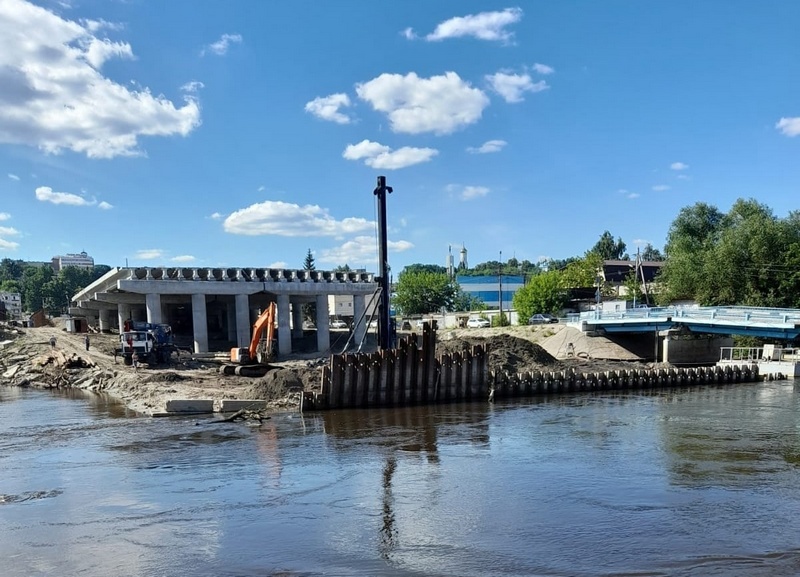 В Брянске на набережной начали возводить восьмую опору нового моста через Десну