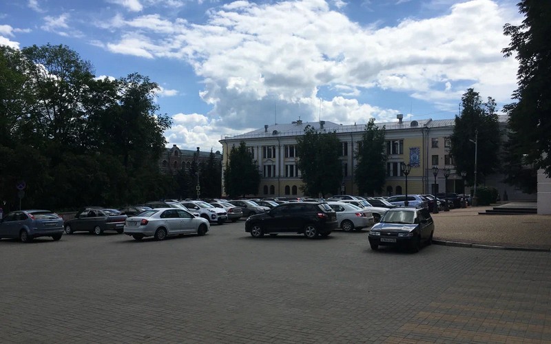 В Брянске 29 июня ограничат парковку автомобилей на площади Карла Маркса