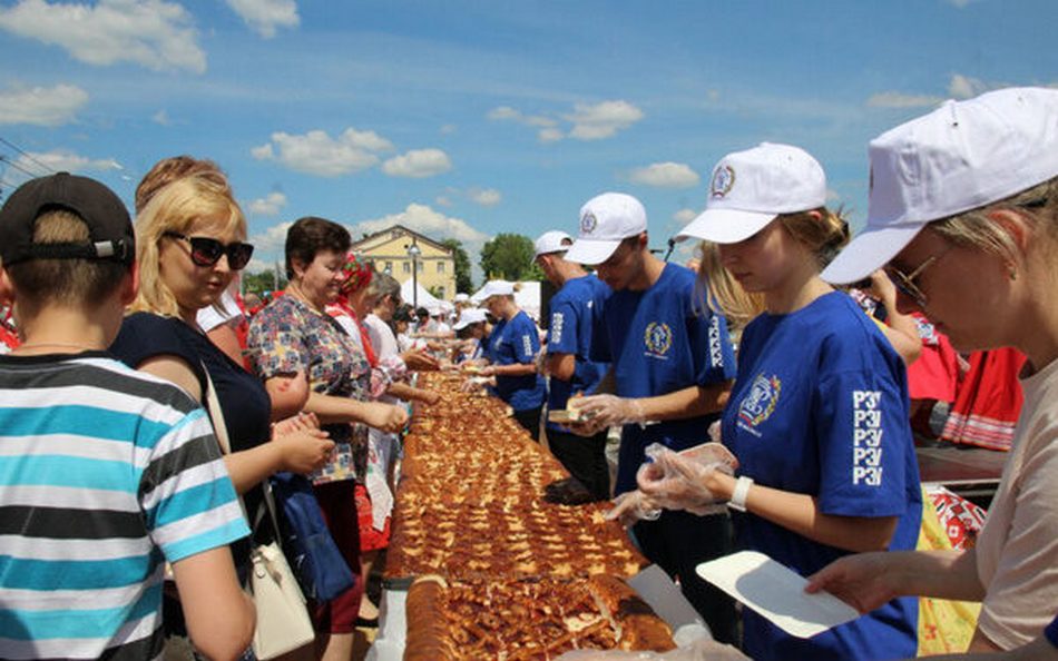 В Брянске для гостей фестиваля «Славянское единство» приготовили 20-метровый пирог