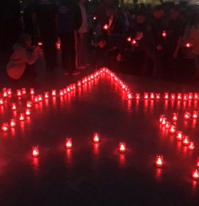 В Брянске на Кургане зажгли сотни свечей