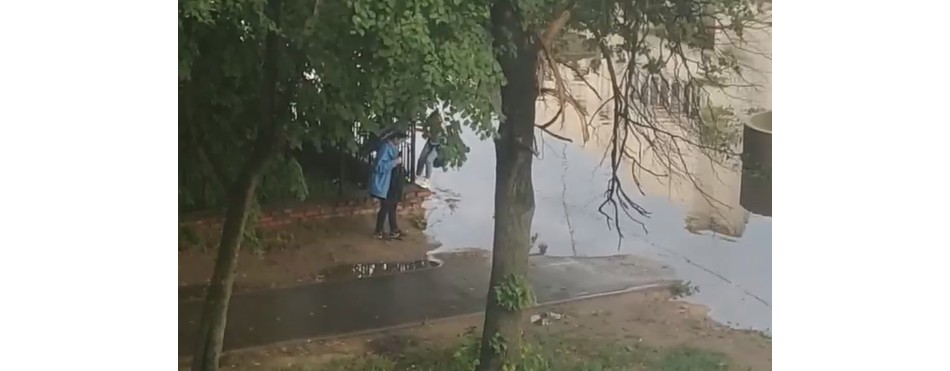 Брянцам пришлось «ходить» по заборам из-за затопленных тротуаров