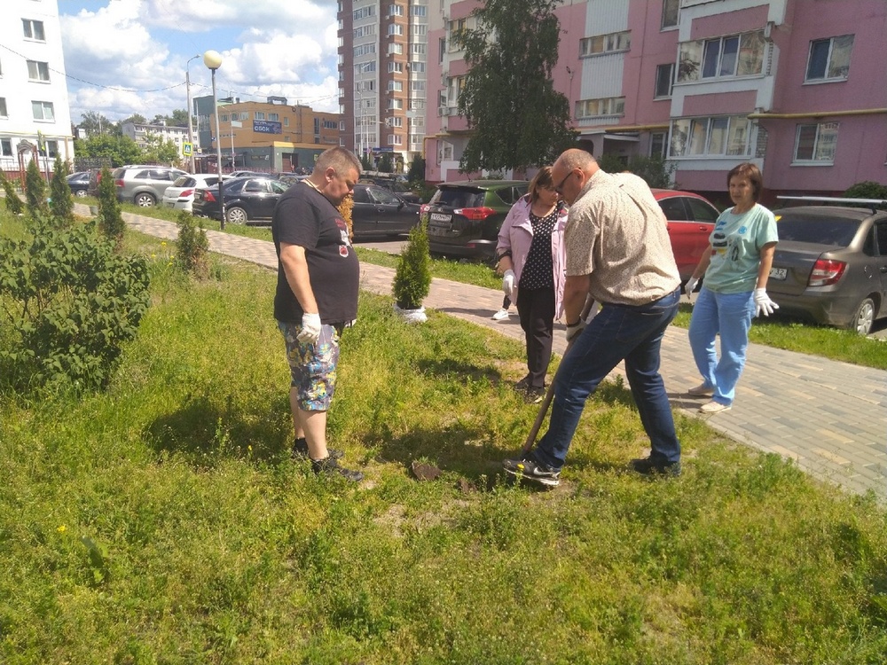В Брянске провели санитарную пятницу в сквере 75-летия образования УМВД