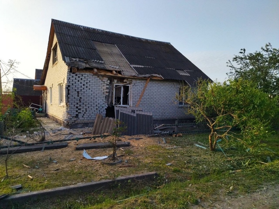 Энергетики опубликовали снимки последствий обстрела в поселке Суземка Брянской области