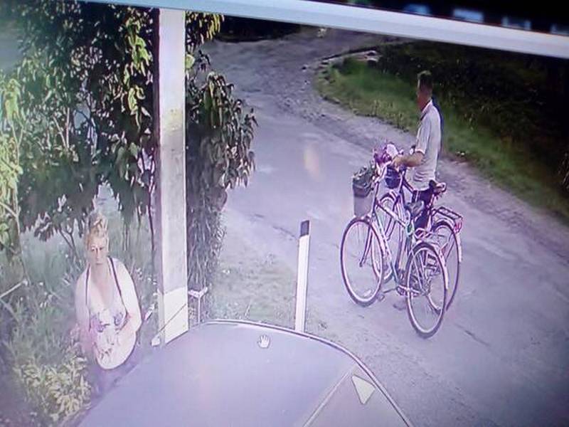 В Брянске парочка на велосипедах украла цветы
