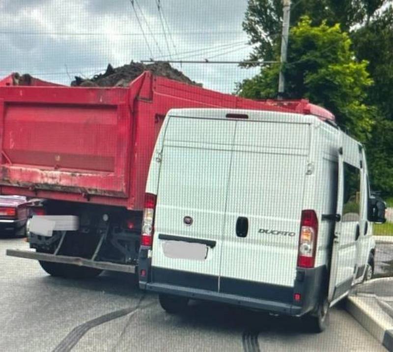 В Брянске в ДТП грузовика и микроавтобуса пострадала 60-летняя женщина
