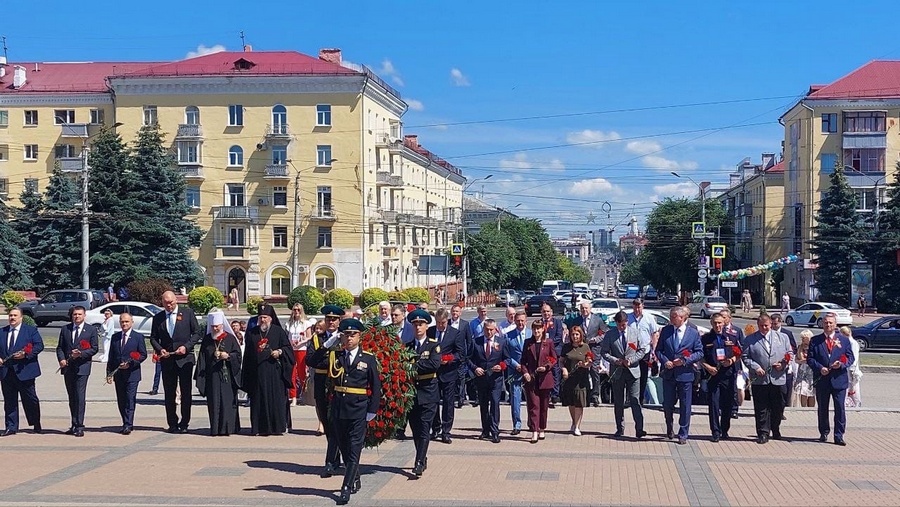 В Брянске почетные гости возложили цветы к Вечному огню у Памятника воинам и партизанам