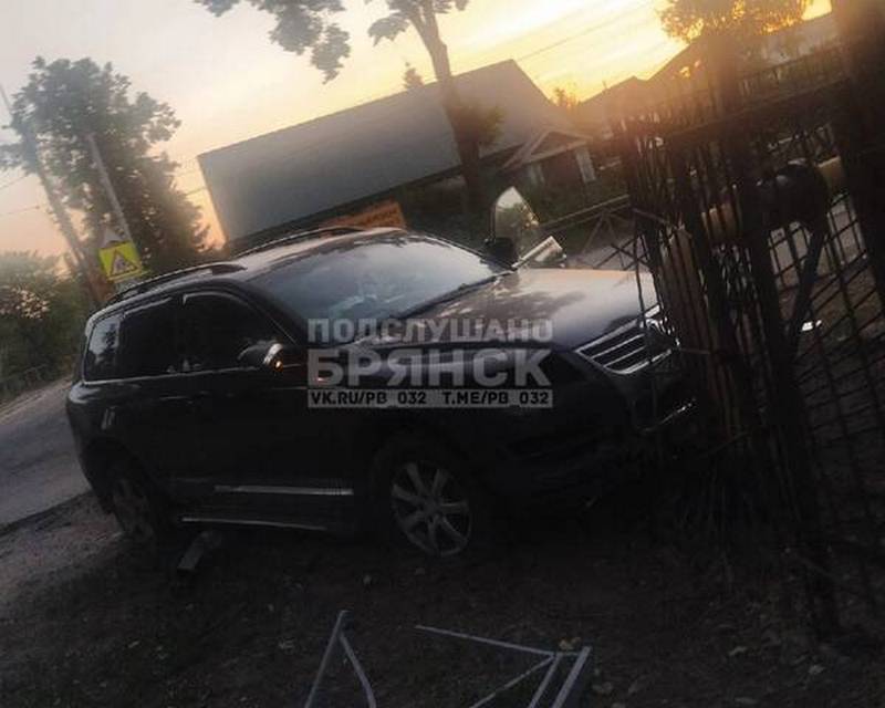 В Брянске машина влетела в забор возле школы № 36