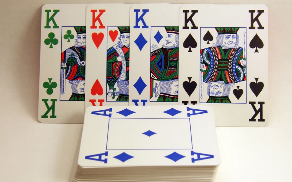 Как используются масти карт для составления комбинаций в покере?