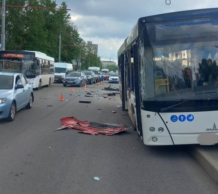 Пострадавшая при столкновении фуры и автобуса в Брянске женщина будет лечиться дома