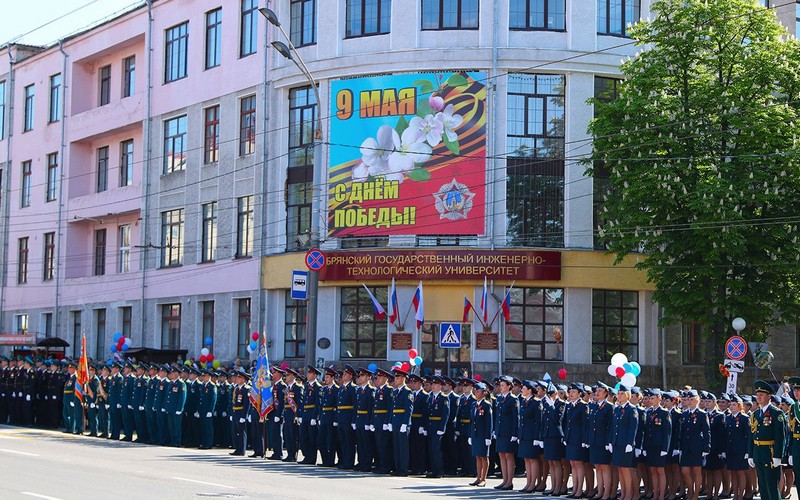 В Брянске стартовало торжественное шествие