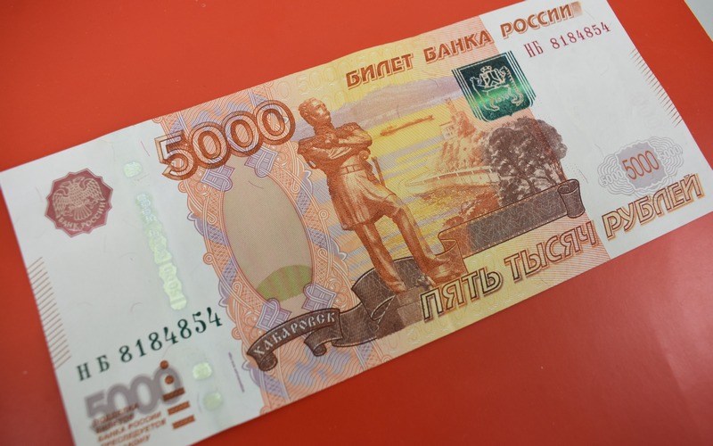 Житель Брянска попытался сбыть в магазине фальшивые 5000 рублей