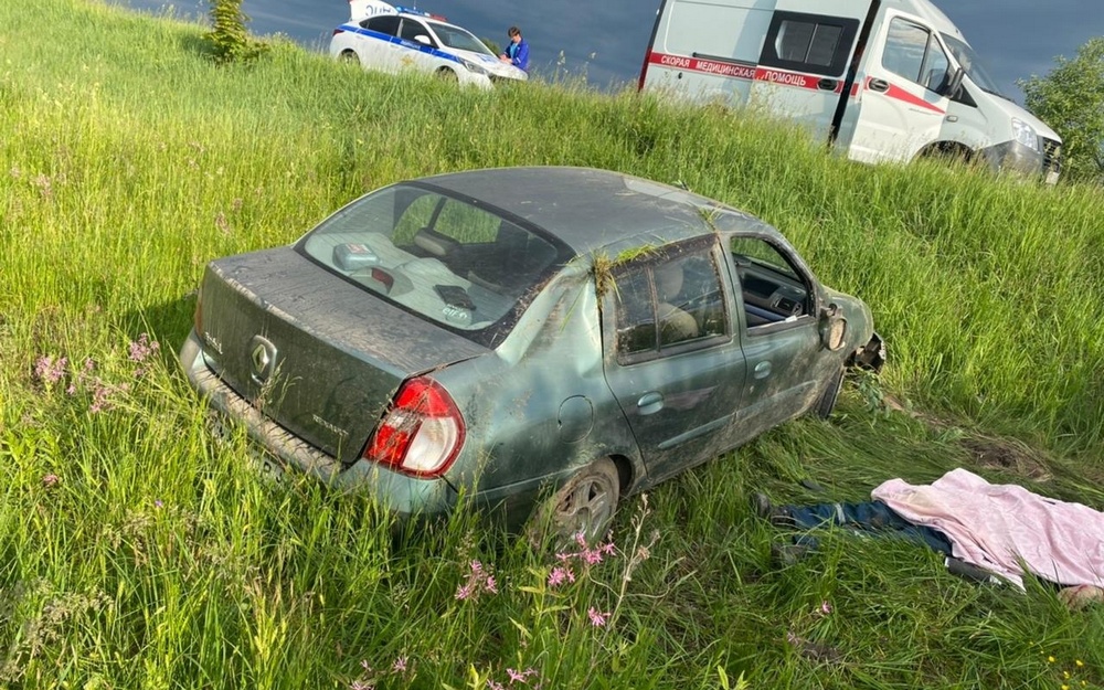 Под Унечей скончался водитель съехавшего в кювет автомобиля Renault