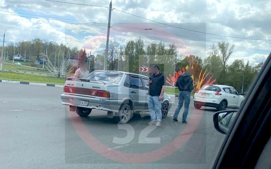 В Брянске на Болгарах столкнулись две машины