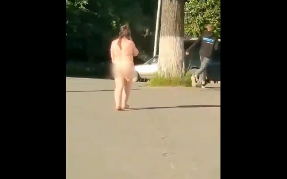 В городе Дятьково жителей удивила гулявшая по улицам голая женщина