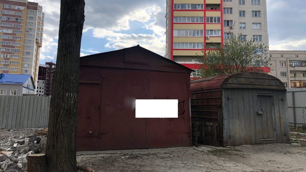 В Брянске обнаружили два облезлых гаража из прошлого века