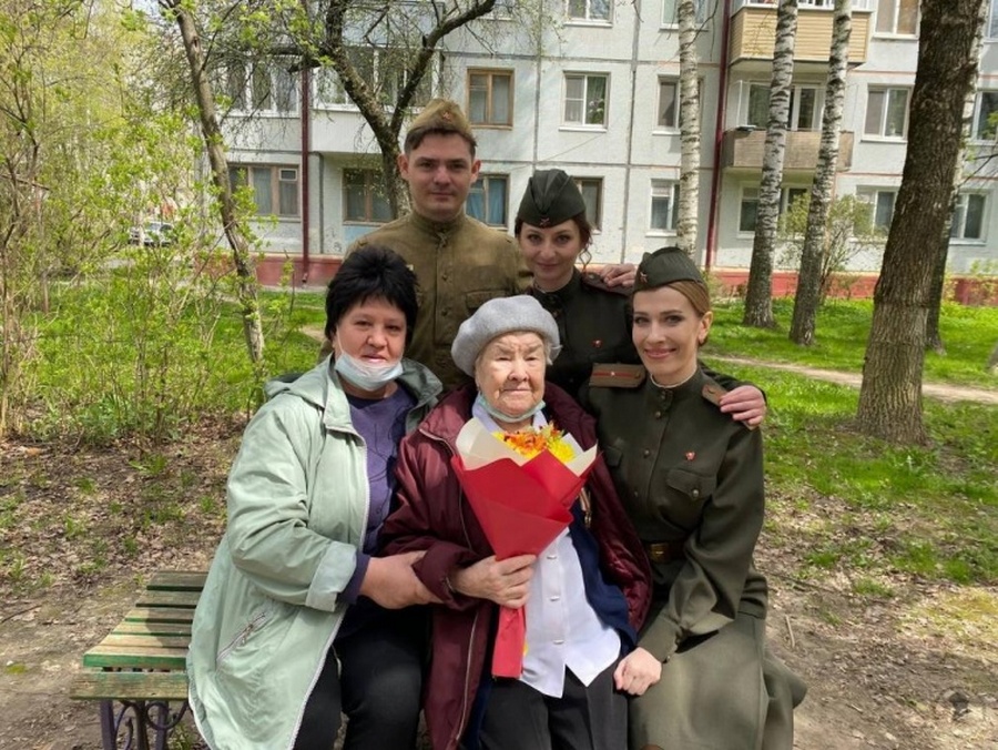 Брянские актеры театра драмы поздравили ветеранов в честь Дня Победы