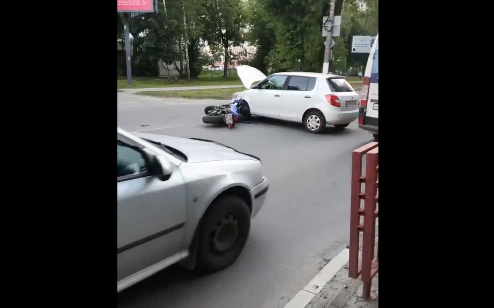 В Брянске возле Кургана Бессмертия случилось ДТП с мотоциклистом