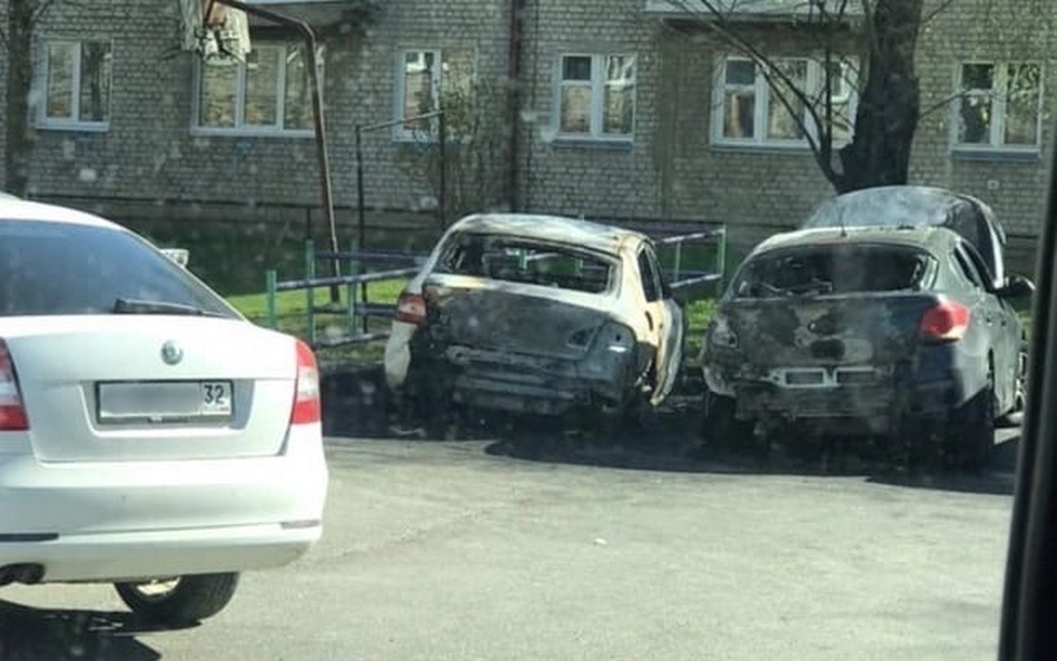 В Клинцах ночью сгорели 2 машины