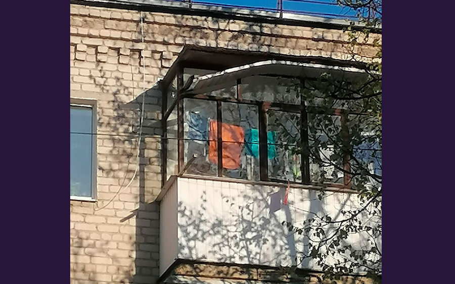 В Новозыбкове засняли аварийный балкон