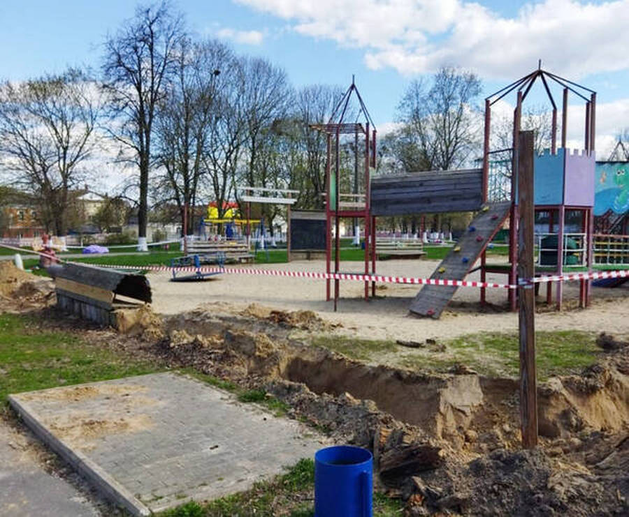 В Климово идет ремонт детской площадки в центральном парке