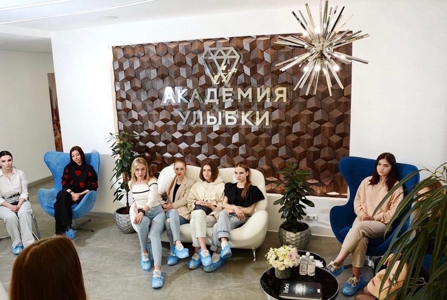 Для финалисток конкурса «Мисс Брянск-2022» провели мастер класс в клинике Академия Улыбки