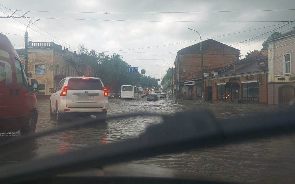 В Брянске утонула дорога на набережной