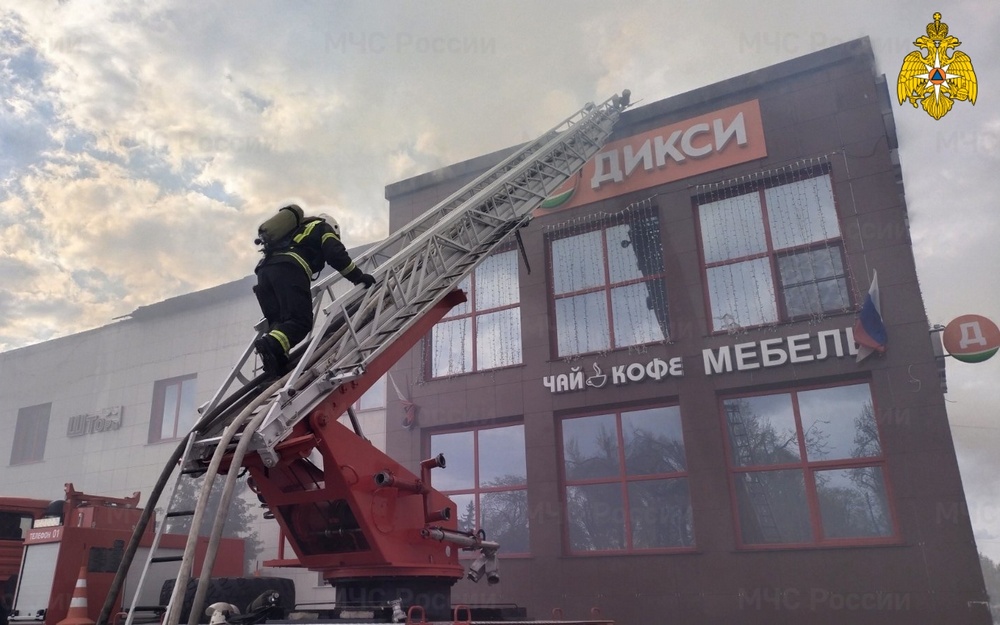 В брянской Жуковке крупный пожар в ТЦ «Экватор» тушили 6 часов