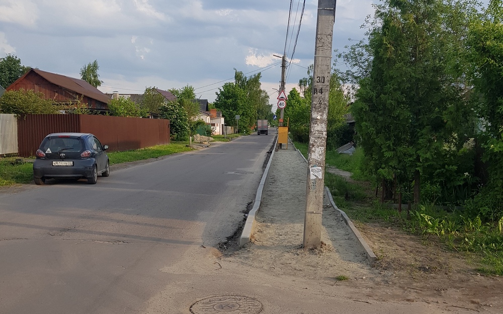 Столбы на узком тротуаре по улице Шолохова в Брянске должны исчезнуть