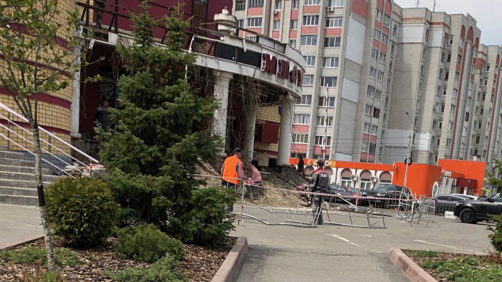 В Брянске начали ремонтировать разрушенные ступени бывшего здания МПСУ
