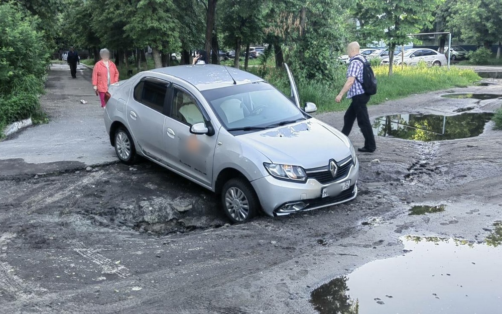 В Брянске легковое такси застряло в яме