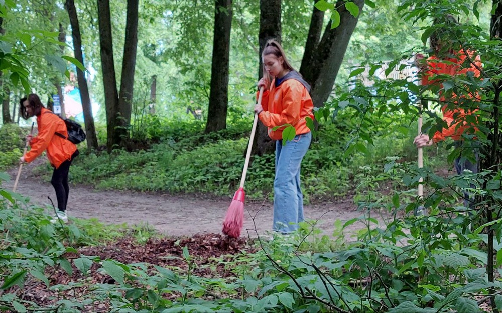 В Брянске 230 добровольцев очистили от мусора парк «Соловьи»