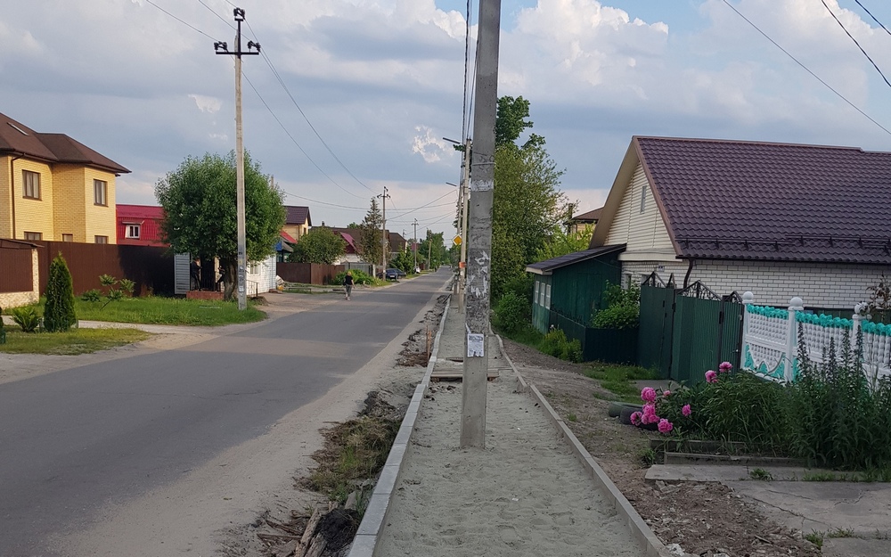 Брянцев возмутили столбы на узком тротуаре по улице Шолохова