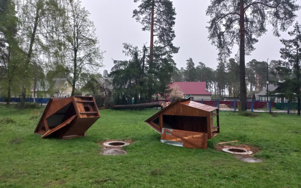 В Жуковке ураган завалил парковые туалеты