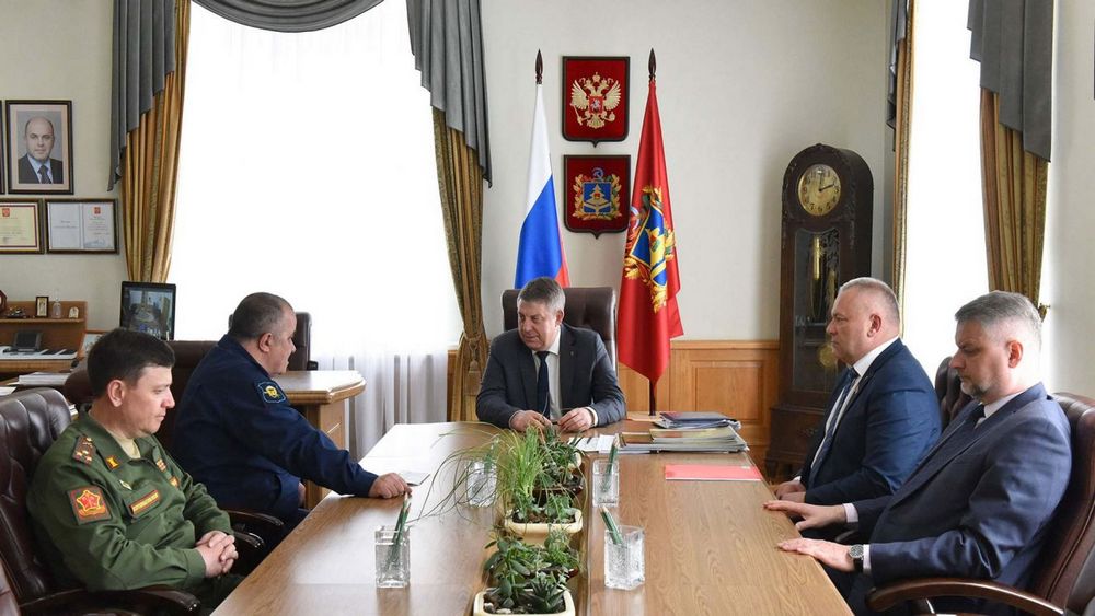 Брянский губернатор Александр Богомаз провел встречу с заместителем командующего ВДВ