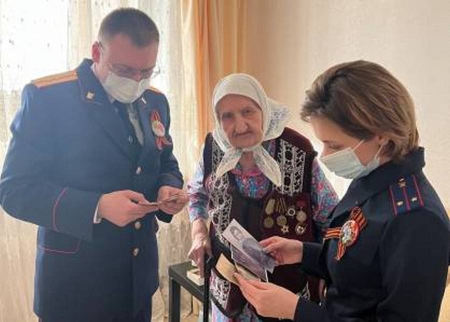 В Брянске следователи поздравили с Днем Победы 98-летнюю Татьяну Бирюкову