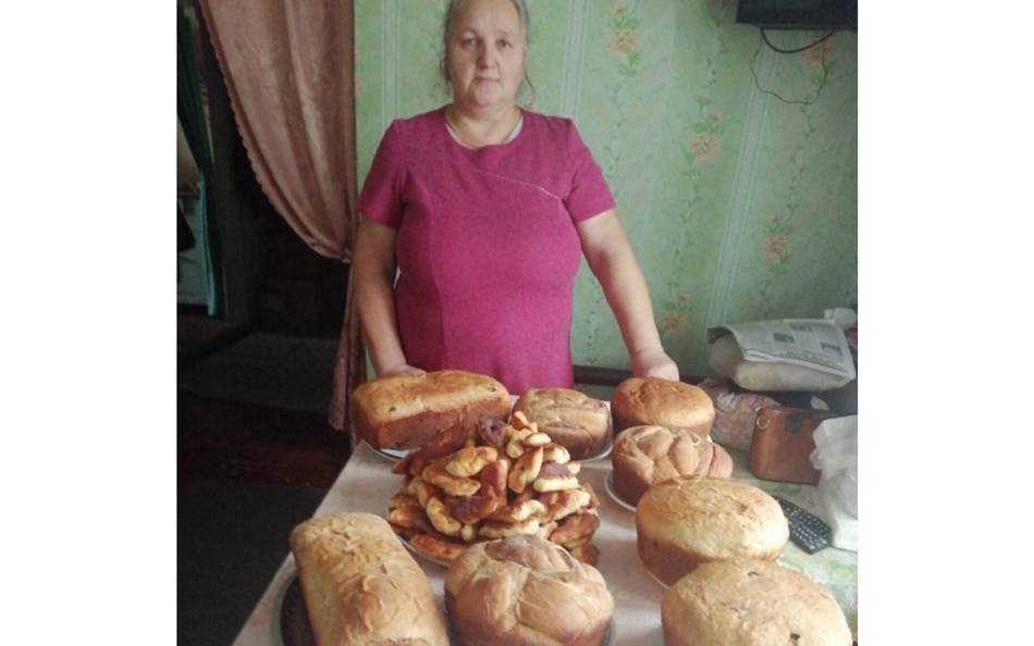 Жительница Брянской области печет хлеб и угощает военнослужащих