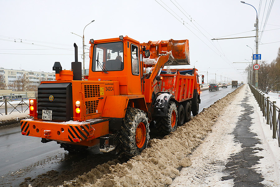 Брянск чистят от снега 63 единицы специальной техники