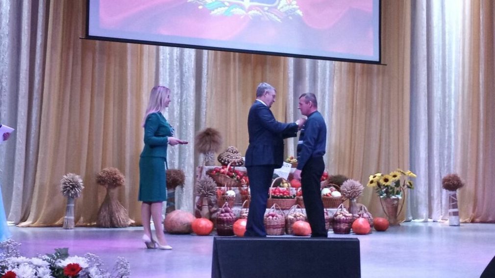 Брянский губернатор Богомаз наградил выдающихся работников сельского хозяйства