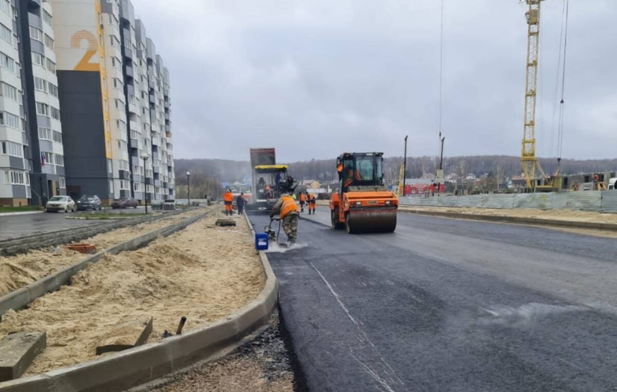 На улице Флотской в Брянске продолжают строить новую дорогу