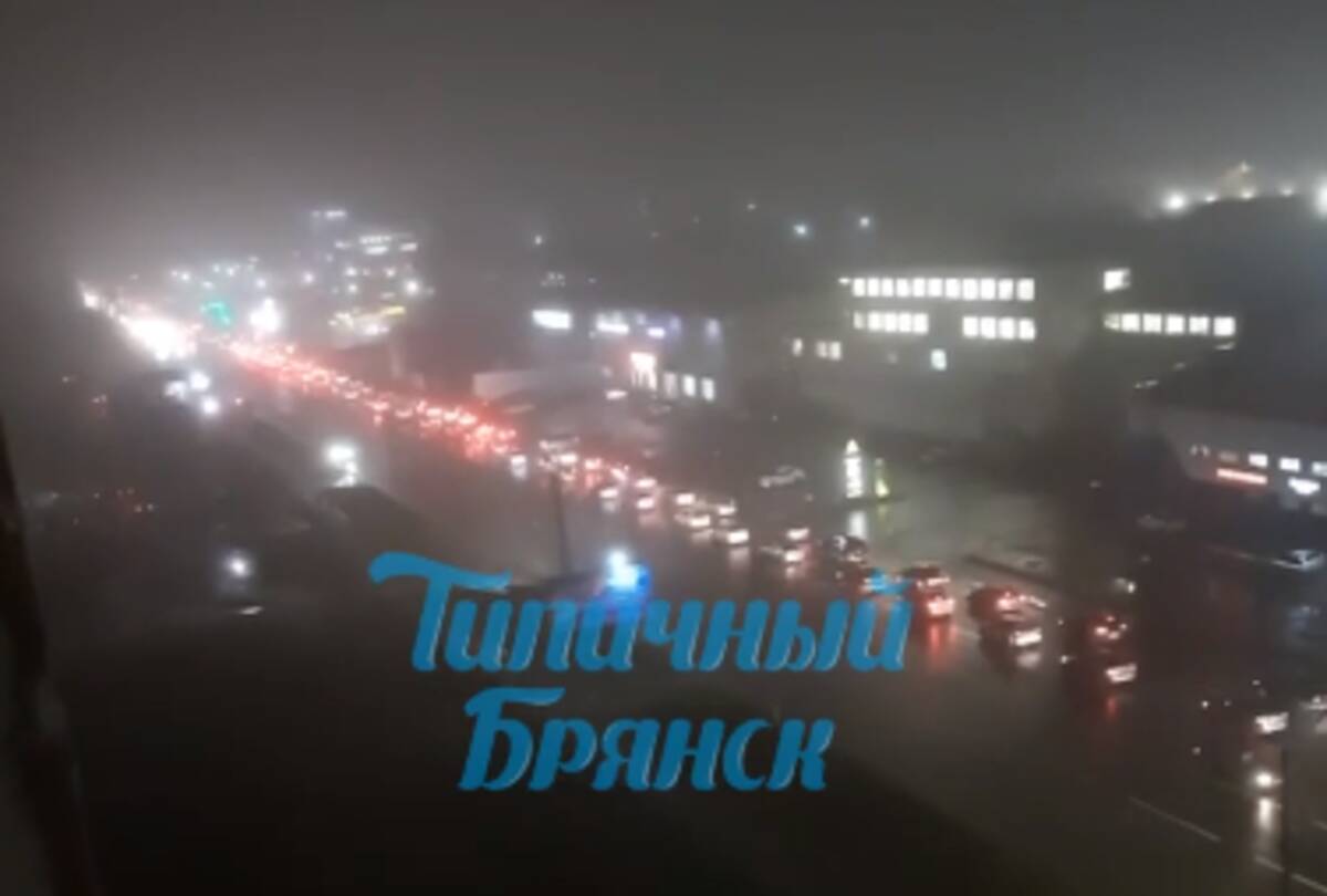 Брянские водители застряли в огромной пробке на улице Бурова