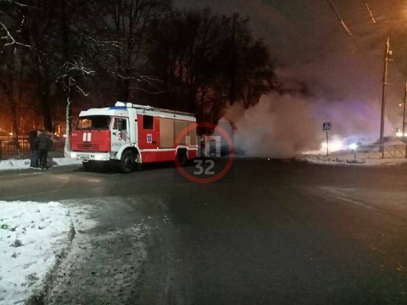 Возле Дворца железнодорожников в Фокинском районе Брянска сгорел автомобиль