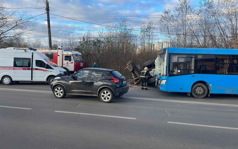 Трактор перевернулся при столкновении с автобусом в Брянске
