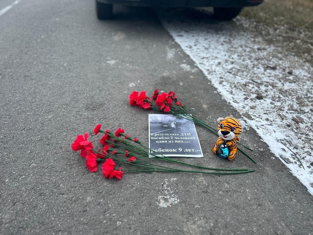 Почепские автоинспекторы возложили цветы в местах смертельных ДТП