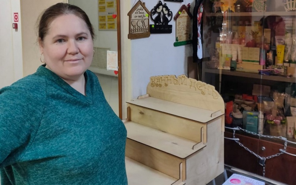 В Навле многодетная семья открыла мастерскую деревянного декора