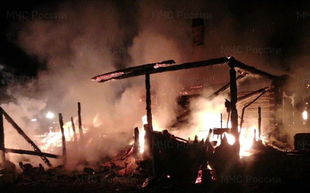 В брянском поселке Клюковники пожар в жилом доме тушили пять часов